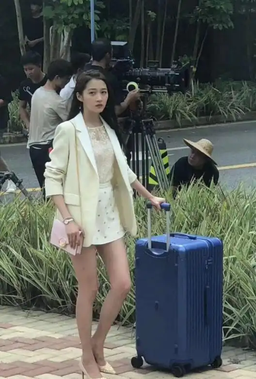 跑男路透有看头,关晓彤穿白婚纱与黄明昊组cp,却意外显胖