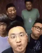 爆笑gif阿姨始终相信自己还年轻,喝一瓶不成问题