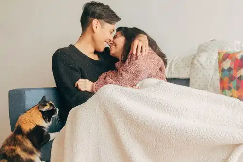 月子期间,婆媳陷入冷战,男子护妻妈,你回老家吧