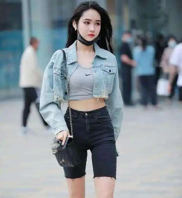 灰色打底裤搭配性感白色上衣,显得更修长,受到很多人喜欢