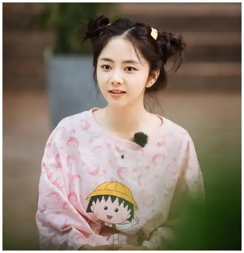 谭松韵改走酷飒路线,穿皮衣走机场,被送面粉1袋藏不住笑