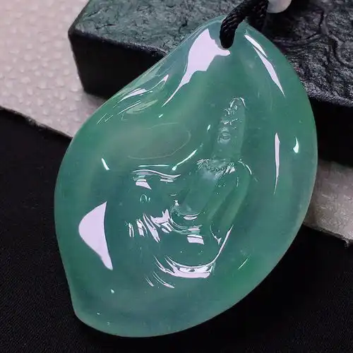 冰种晴水自在观音挂件翡翠