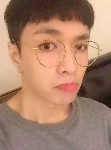 果然长的帅怎样都行,戴上眼镜也挡不住颜值