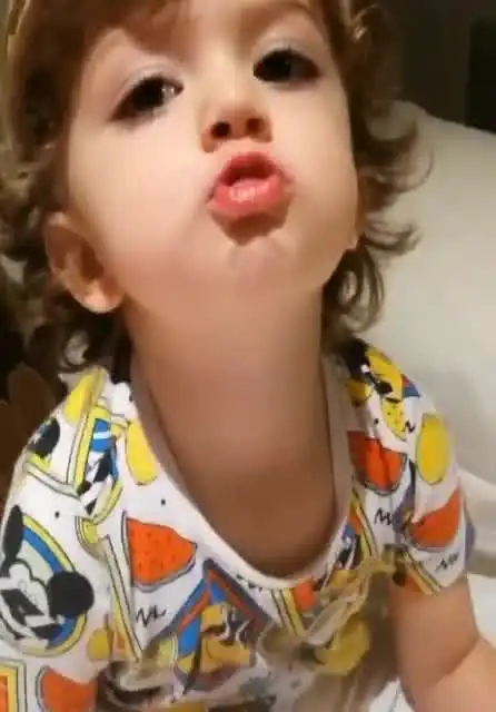 妈妈让混血宝宝看看脸,接下来的一幕,这还是亲生的吗