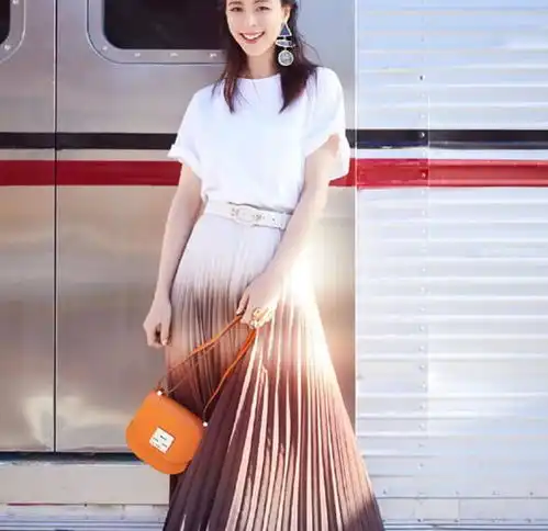 逛街穿张静初这身好看,白色短袖搭渐变色百褶裙,39岁似少女