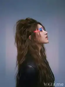 一向甜美的赵露思,拍了个暗黑搞怪的大片,烟熏眼碎钻唇看点十足