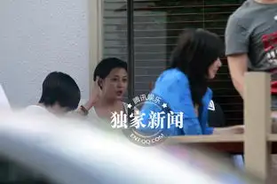 殷桃素颜现身抽烟表情搞怪与朋友同坐摩托车
