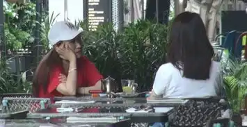 与张丹峰感情再生变洪欣街头大口抽烟,素颜皮肤差女神形象尽失