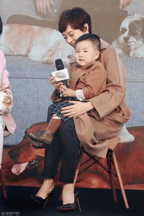 孙俪和粉丝热聊歪头卖萌变表情包欢脱似少女