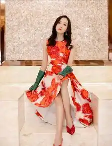 气质非凡的韩雪,搭配起来服装来是那么的高贵典雅