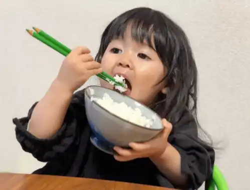 又一表情包女孩长大了曾因超萌纸箱照爆红全网,没想到短短3年后...