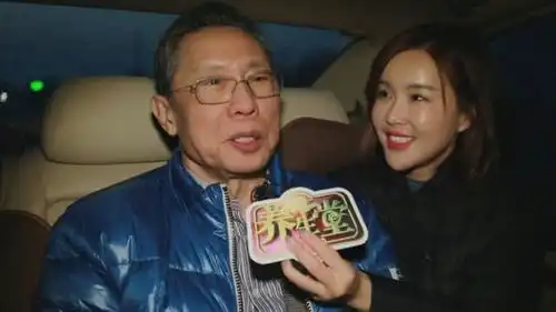 钟南山因疫情工作累到疲倦,某著名主持人在采访期间却嬉皮笑脸凹造型
