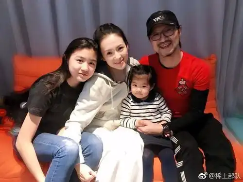章子怡晒醒醒照片,神还原妈妈高难度剧照,网友醒宝表情更胜一筹