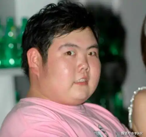 18年前凭一张照片走红的小胖,曾一度火成表情包,如今他怎样了