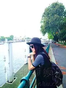 秦岚游历巴黎拍摄写真大片塞纳河畔托腮凝神