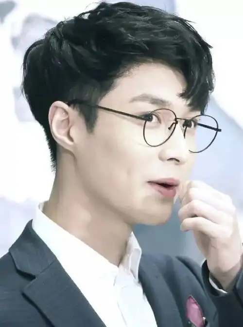 型男和屌丝之间,只差一副眼镜