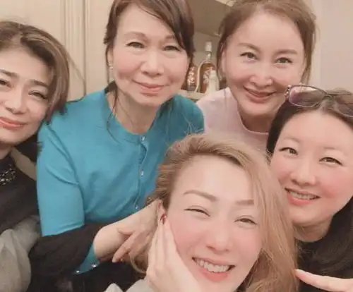 郭晶晶阔太闺蜜团首曝光,身家20亿名媛为其庆生,晶晶抱女儿笑开怀