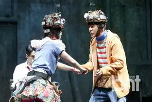 shineekey等排练话剧守护地球表情真挚