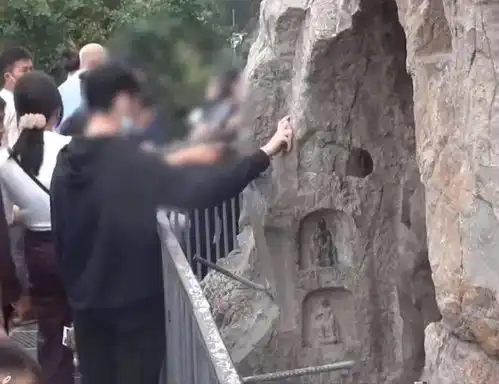 千年佛像被摸出包浆景区最新回应