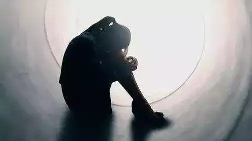 叹息,武汉一女警辅导孩子作业情绪崩溃,捅伤孩子后,自缢身亡
