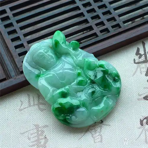 翡翠a货飘阳绿观音吊坠
