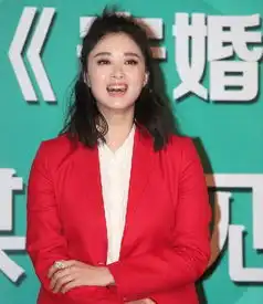 蒋欣发福脸变圆润遭摸脸露娇嗔表情