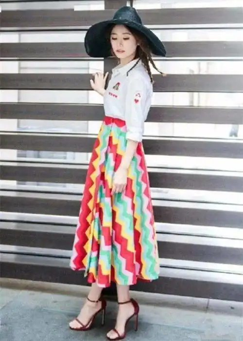 不是林心如显老,是林志玲确实很会装嫩,时刻保持18岁少女感