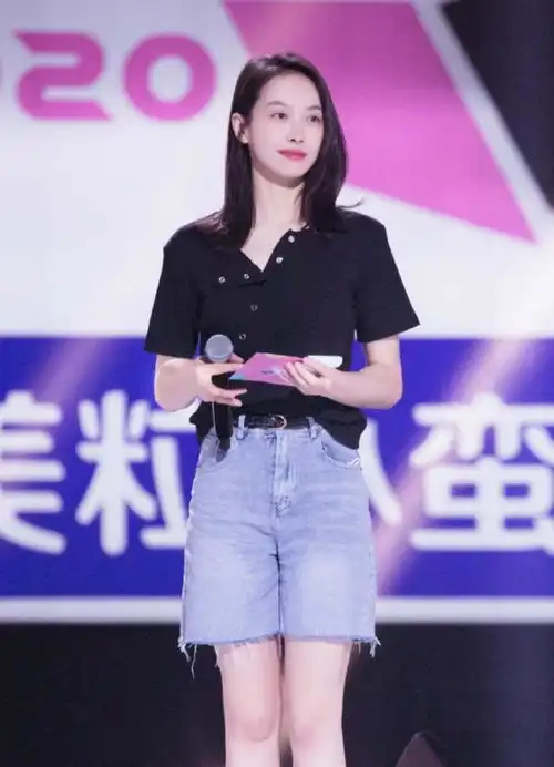 夏日跟宋茜学穿搭,简单t恤搭配牛仔裤,也能让你摆脱路人感