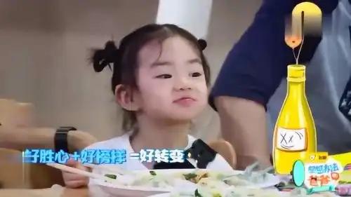 戚薇女儿lucky秒变行走的表情包吃醋撒娇卖萌样样行瞬间被圈粉