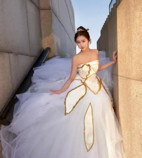 鹿晗关晓彤晒婚纱照,手上鸽子蛋抢镜,粉丝不结婚很难收场