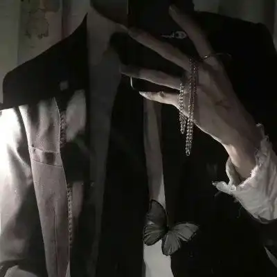 暗色系男生不露脸头像