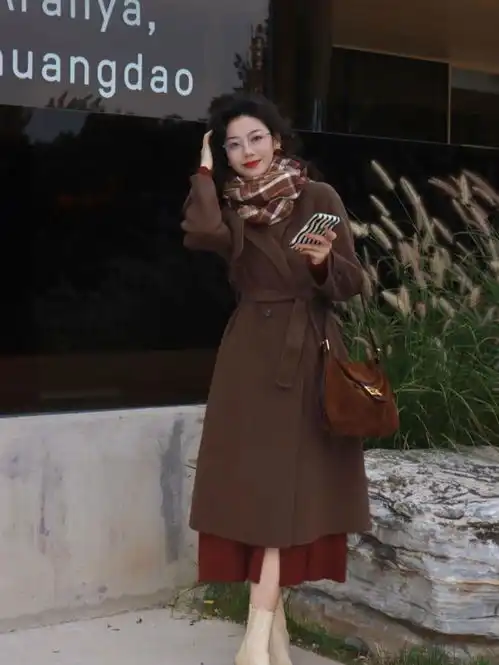三四十岁的女人想提升品味,秋冬别错过大衣穿搭,简约大气又高级