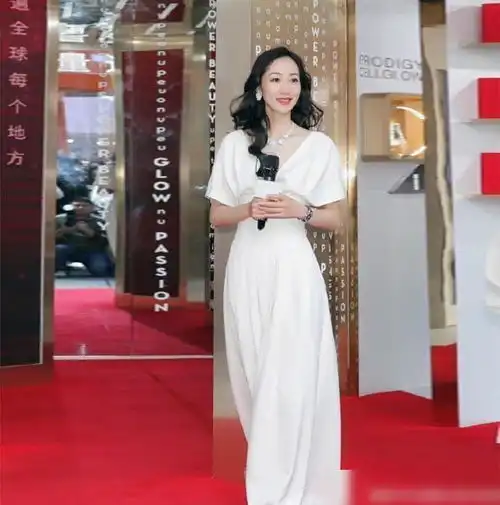 有一种美女叫韩雪身穿白色礼服,气质女神名不虚传,36岁