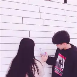 麻烦帮帮忙,找另一张情侣的
