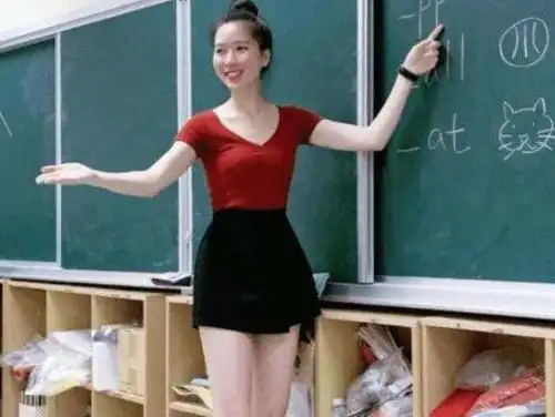 女教师穿jk制服上课,遭家长吐槽不爱国的老师会带坏孩子