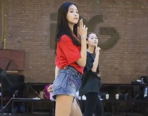 火箭少女4成员放假游欢乐谷,yamy杨超越排队超认真