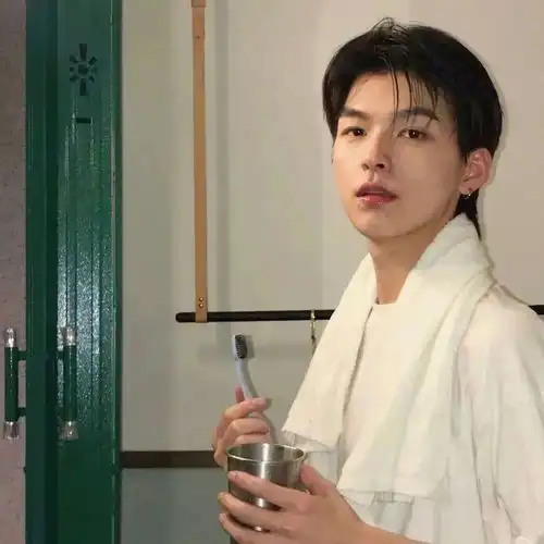 男头少年与爱永不老去