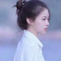 青春阳光的唯美女生头像有气质最好的陪伴就是我的枕头