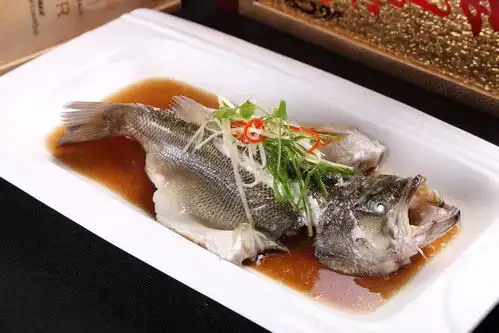 这才是清蒸鲈鱼最好吃的做法,记住这3步,蒸出来又鲜又嫩滑