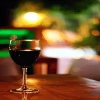 红酒高脚杯唯美头像用高脚杯端红酒头像