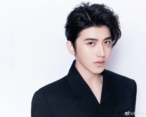 表情蔡徐坤被官媒评撞脸蛇精男刘梓晨,粉丝表示整没整我都喜欢...表情