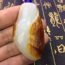 信宜玉都风情网超值的和田玉吉凤观音吊坠新疆和田玉吉凤观音吊坠,白细油的料子,金黄的皮子包裹着,皮色漂亮,重65克收藏佩戴佳品欢迎行家们交流鉴赏,qq微信1527300968