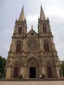 下面这个图片是不是巴黎圣母院