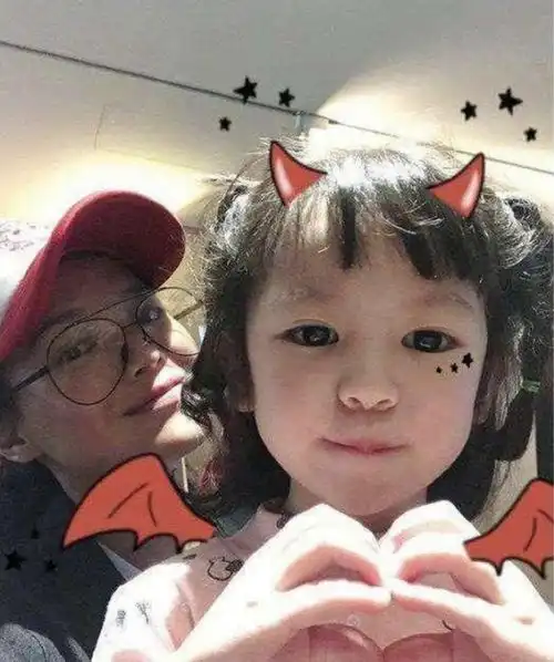 舒淇晒与张震女儿合影43岁抿嘴微笑少女感十足小宝贝越长越漂亮