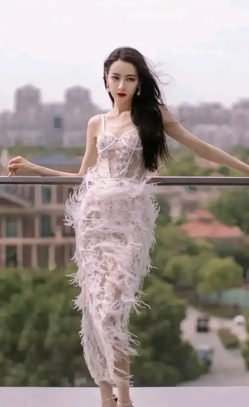 迪丽热巴新性感写真曝光,感觉热巴未免有点太瘦了吧