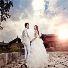 婚纱流行趋势结婚穿什么婚纱婚纱与首饰搭配crd克徕帝珠宝官网