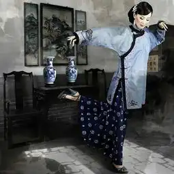 历史的车轮乔家大院的女人