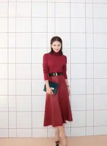 刘涛果然是气质女神,身红色针织衫搭配半身裙,加上风衣真酷