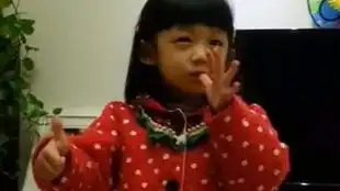 小女孩光天化日直播卖萌表情666