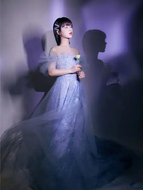杨紫这造型真是仙气十足,穿蓝色纱裙优雅又大方,看着挺有女人味